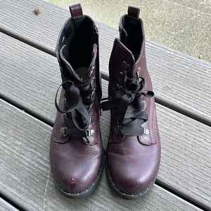 Women’s Maroon Boots, Size 6.5. Zipper close. 1” heel.